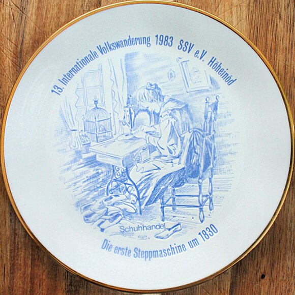 Vintage Internationale Vokswanderung 1983 Gold Rimmed Plate - Picture 1 of 2